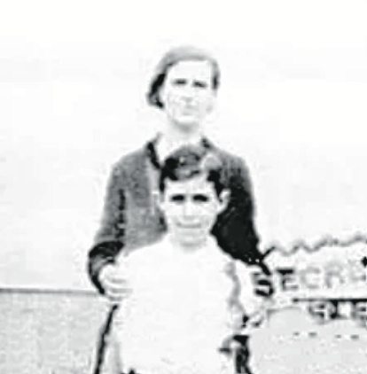 Joaquima Barriach i Tell, de Constantí, mare de la comunista tarragonina Maria Roqué, amb el seu fill Josep, germà petit de Maria.