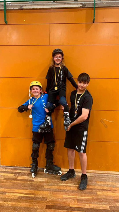 Sasha, Karan y Anatoli con las medallas conquistadas en la competición.