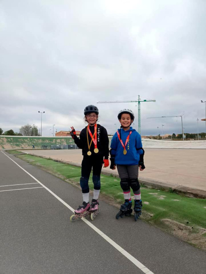 Los patinadores del Dojo Tarraco Sasha y Adrián con las medalla conseguidas en el campeonato.