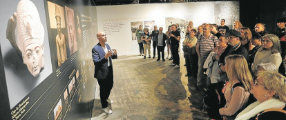 El comisario de la muestra, Julio Villar, dando las pertinentes explicaciones.