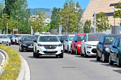 Coches buscando parking en los alrededores del centro hospitalario.