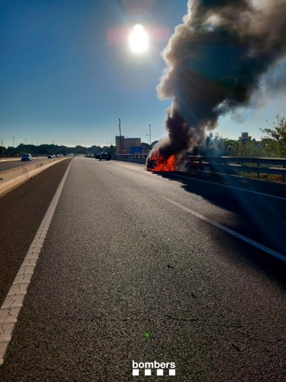 Los Bombers han podido extinguir las llamas sin más complicaciones.