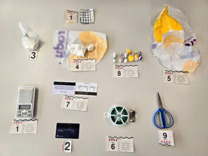 Los diferentes envoltorios y objetos extraídos del maletero.