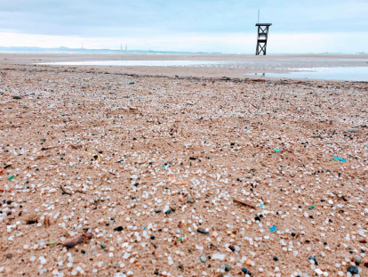 La playa de La Pineda cubierta de pellets de plástico.
