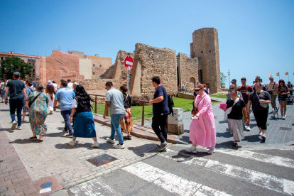 Un grupo de turistas en la Part Alta de Tarragona.