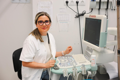 La Dra. Natàlia Andreychuk en la consulta.
