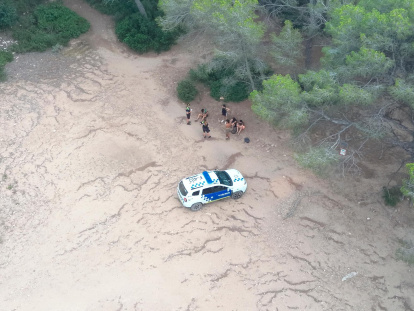 Imagen del dron con el coche policial y los jóvenes en Cala Fonda.