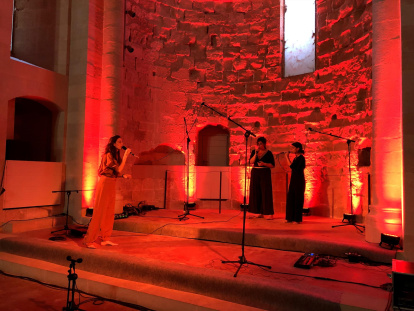 El directo de Maria Coma en el Castell de Miravet fue sinónimo de una experiencia poliédrica.