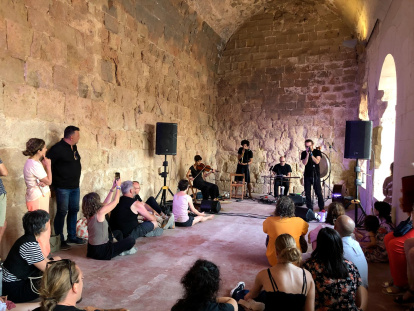 Leuclus, un proyecto de experimentación musical y poética, actuó ayer por la tarde en el profundis del Castell de Miravet.