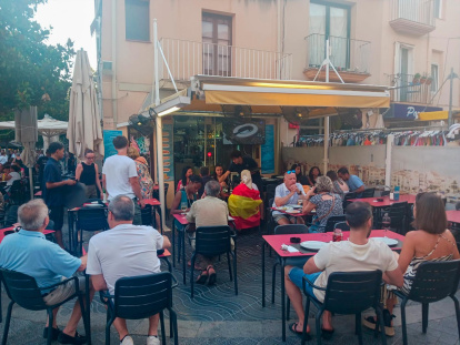 Una terraza de Cambrils siguiendo en partido.
