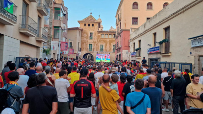 Las pantallas gigantes están atrayendo a un gran número de aficionados al fútbol. Estos son de El Vendrell.