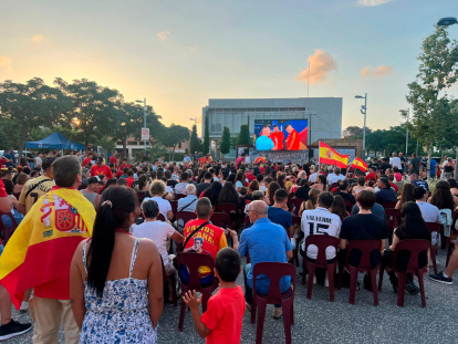 Unas 700 personas animando a la selección en la Rambla 15 d’Abril de La Canonja.