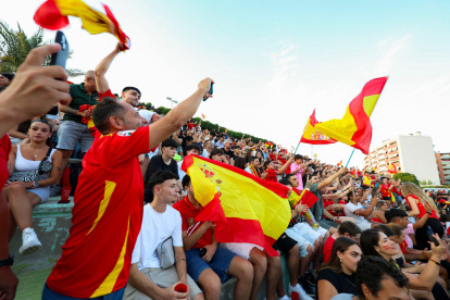 Los aficionados tarraconenses animando a la selección.