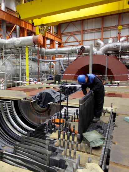 Un operario en una de las turbinas de la central atómica.