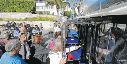 Gran afluencia de cruceristas queriendo subir al trenecito un viernes.