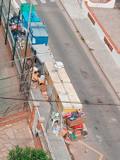 Basura acumulada junto a contenedores.