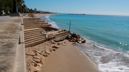 Escaleras de acceso al paseo marítimo.