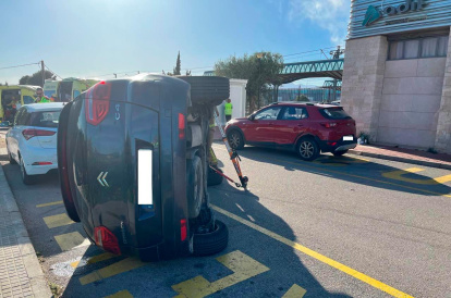 El vehículo de la conductora, de lado tras impactar con otros coches.