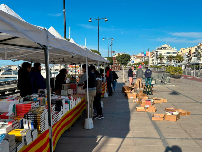 Libreros ultimando los detalles.