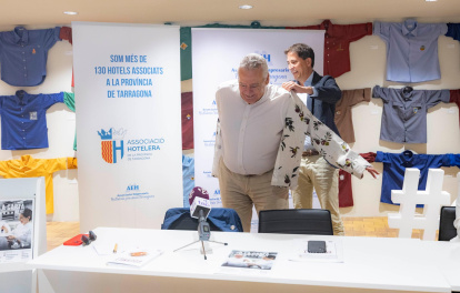 Josep Maria Rovira, president de la Cambra de Comerç de Valls, va rebre la mítica jaqueta de cuina de l’AEHT.