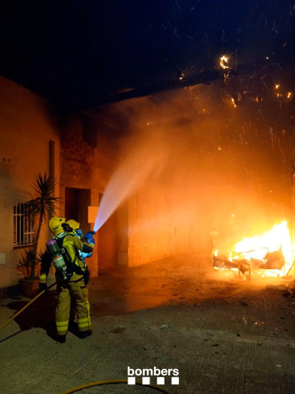 Quemada una caravana en el exterior de una casa de Freginals