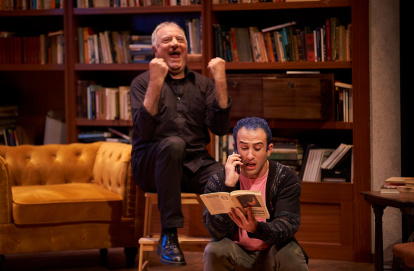 El actor Francesc Marginet con un libro en la mano.