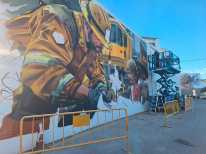 Los trabajos de plasmación del mural.