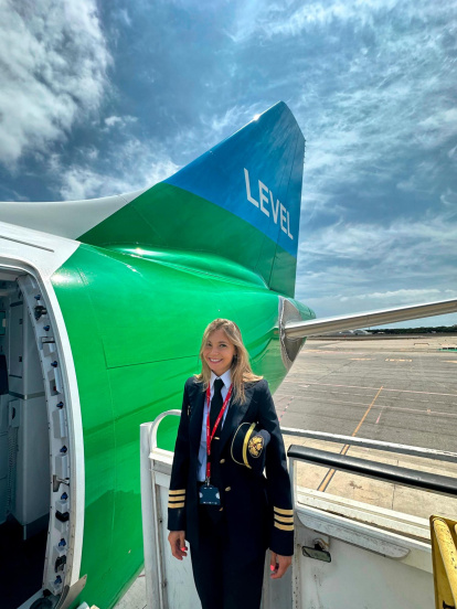 Savina té 29 anys és de Tarragona i és pilot d’avions.