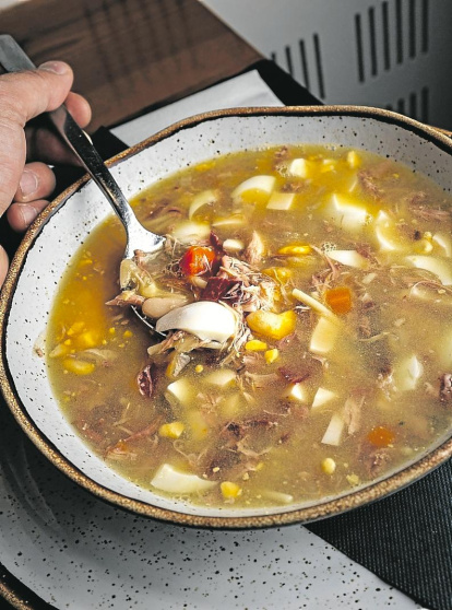 En el Restaurant Quattros de la Plaça de la Font de Tarragona preparan la sopa castellana con picadillo.