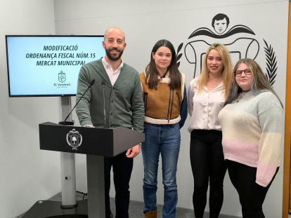 Miembros de la nueva junta del mercado con el concejal.