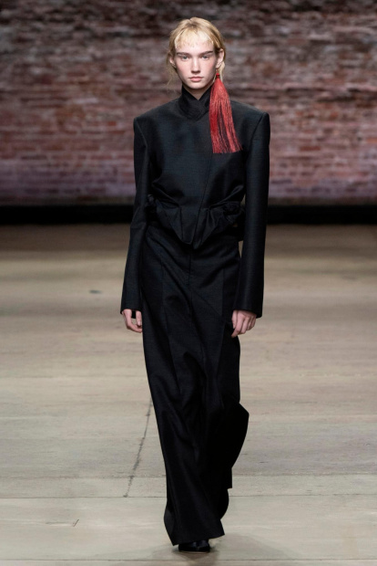 Modelo con una joya de Alba Navarro.