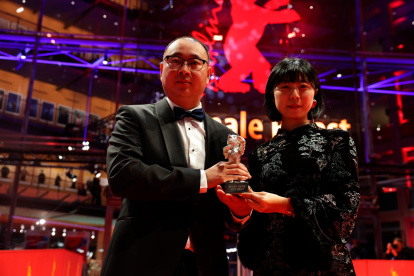 Huo Meng (izq.) posa con el Oso de Plata al Mejor Director junto a Zhang Fan.