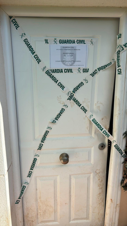 La puerta precintada por la Benemérita.