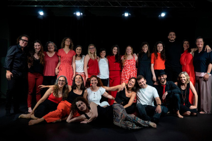 Anna Sabaté, tumbada en el centro, rodeada de alumnos y alumnas de la escuela.