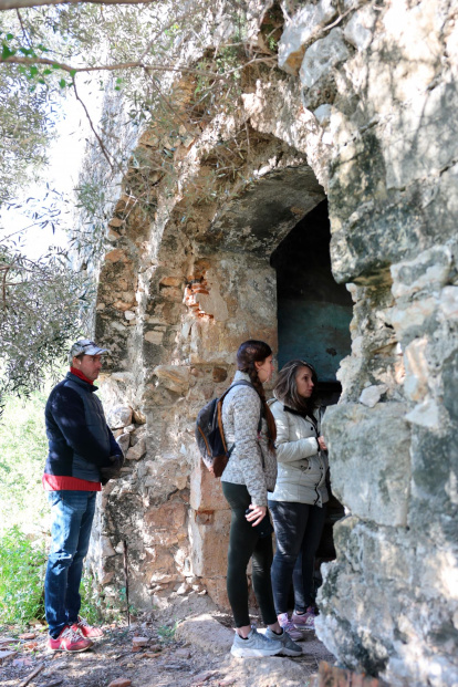 La iglesia de Sant Julià, del siglo XII sigue en pie aunque llena de basura.