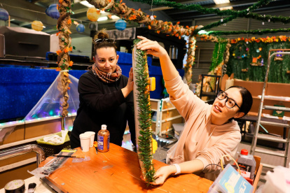 Madres del AMPA Voramar decorando su carroza.
