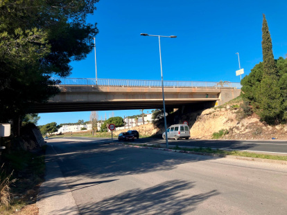 El puente es para vehículos y peatones.