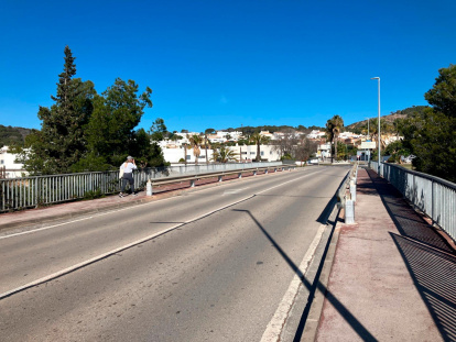 El puente accede a la urbanización de Mas Mel.