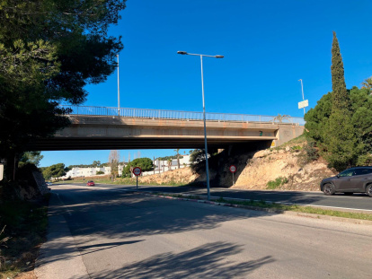El puente sobre la C-31 que el Ayuntamiento quiere derribar.