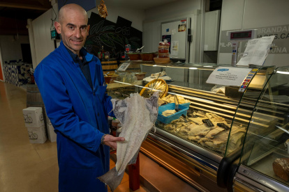 En el mercado municipal de L’Ametlla de Mar, Marc Vinaixa tiene una parada de pesca salada. El bacalao es el producto estrella.