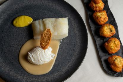 El bacalao es un pescado versátil, se puede cocinar hervido, a la brasa, frito, guisado, crudo o marinado.