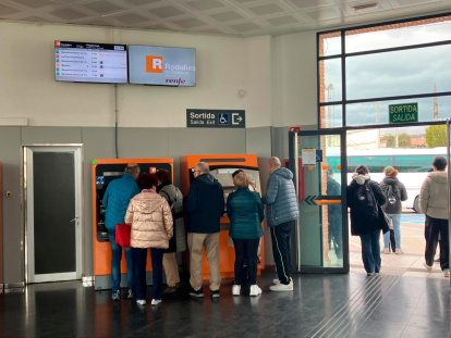 Usuarios subiendo a un tren Regional.