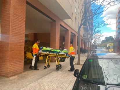 La mujer ha sido trasladada al hospital Joan XXIII con pronóstico grave.