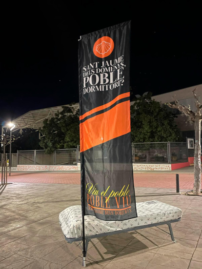 La bandera junto a la cama.