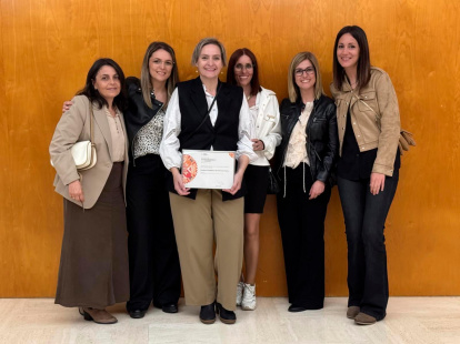 El equipo del área de la Gent Gran de la Xarxa Santa Tecla, con el premio, después del acto celebrado este miércoles en Barcelona