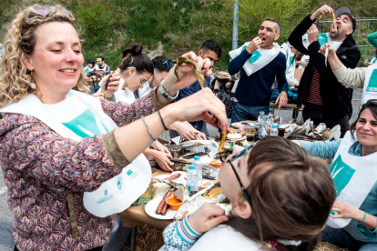 Unes 600 persones han menjat calçots.