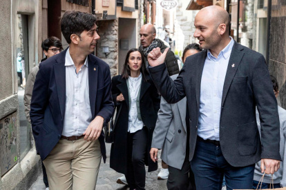 A la dreta, el regidor de Turisme de Valls, Joan Ibarra; amb el cònsol major d’Andorra la Vella, Sergi González; i al darrere, la cònsol menor, Olalla Losada.