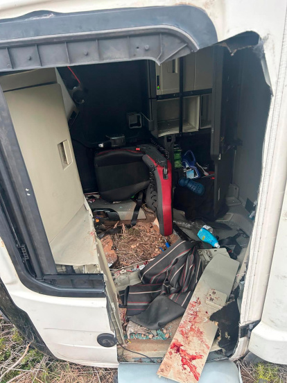 El camionero ha sido extraido por el techo de la cabina.