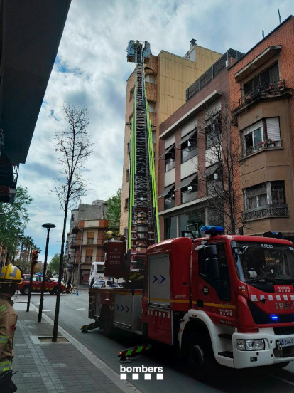 Los bomberos utilizan la autoescala para reparar los daños.