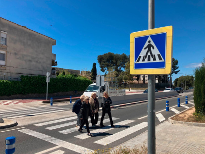 Los vecinos deben cruzar a diario la carretera.